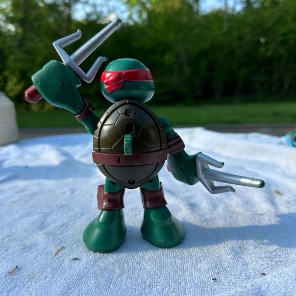 Raphael Talking Teenage Mutant Ninja Turtles, 6 inch Half-Shell Heroes Toy - Picture 4 of 7